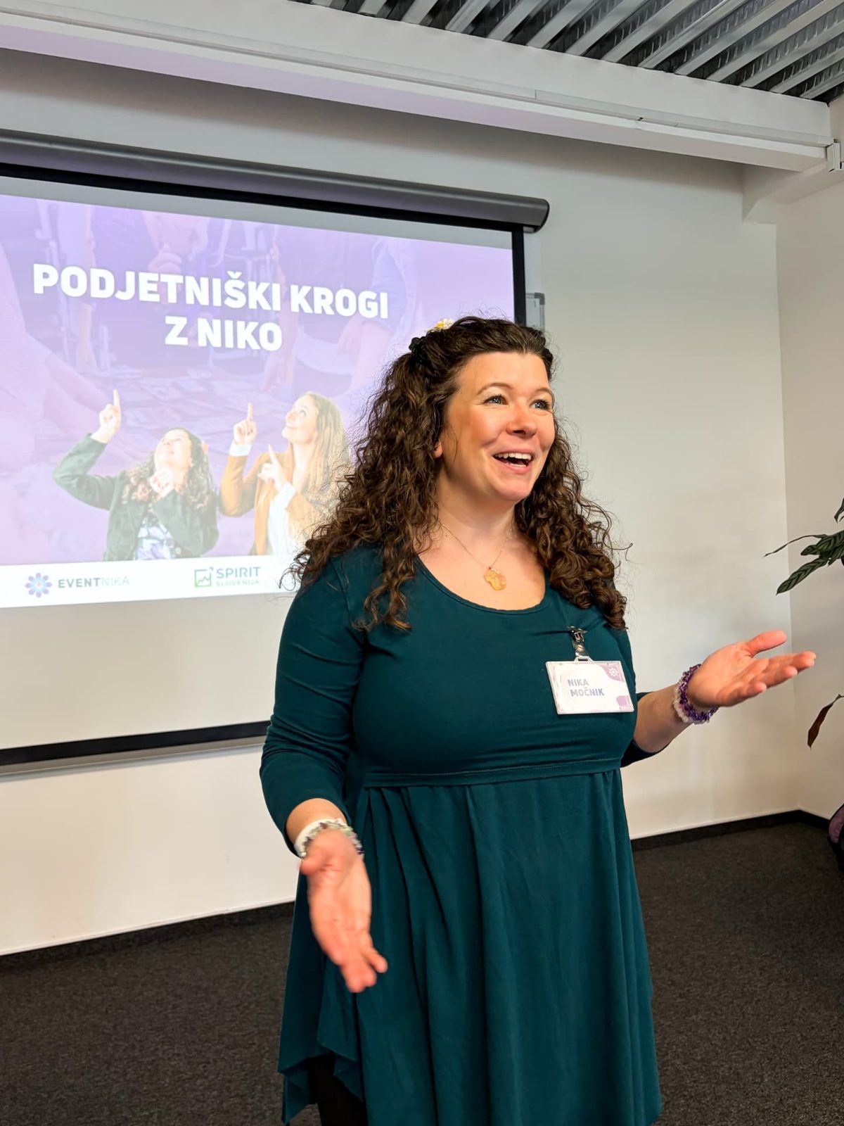 Nika Močnik vodi Podjetniške kroge pred projekcijo z naslovom dogodka